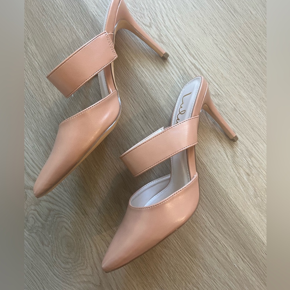 Lulu’s peachy beige mule heel